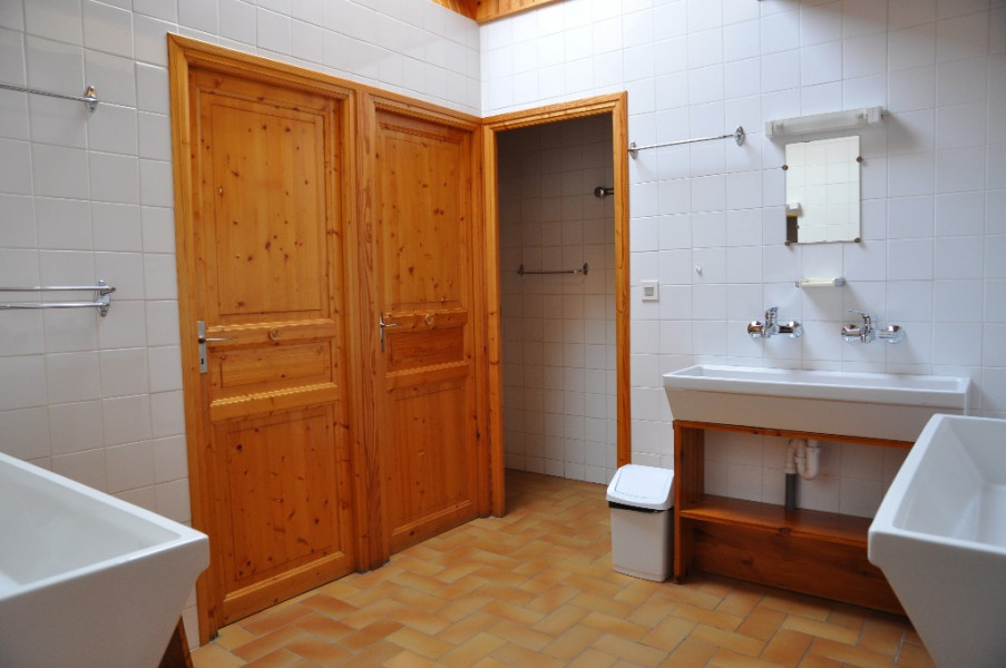 Salle De Bain Commune 3 doubles vasques 2 WC 1 douche