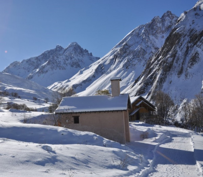 la maison derrière la chapelle et vue sur le Galibier