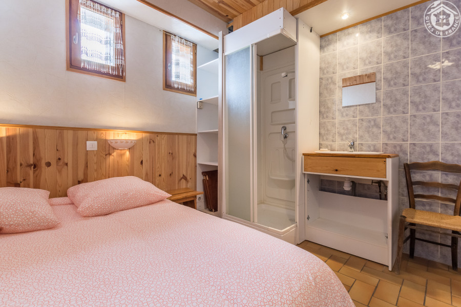 Chambre A un lit double et un lit simple, douche et lavabo