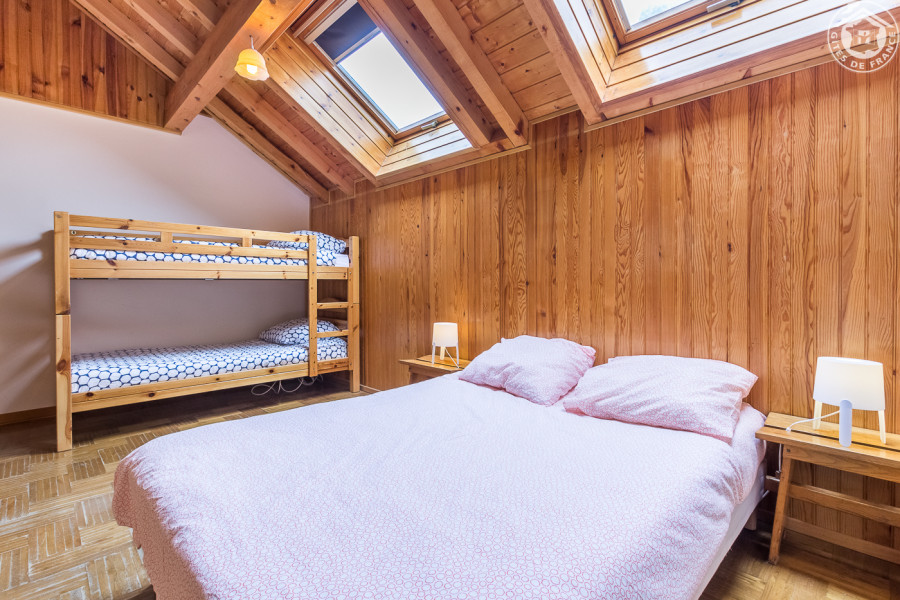 Chambre B 1 lit simple,2 lits superposés, 1 douche et lavabo