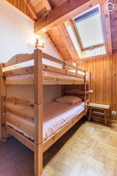 Chambre C 2 lits superposés, douche et lavabo