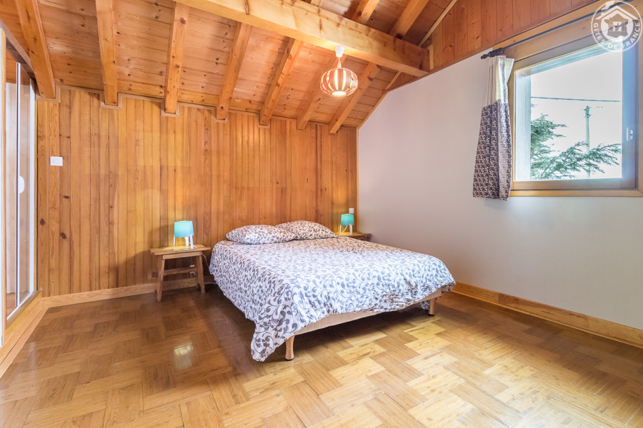 Chamnbre E un lit double, douche et lavabo