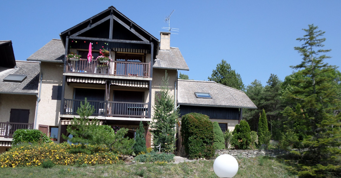 L'immeuble de face, l'appartement est au milieu en bas au rez de chaussée