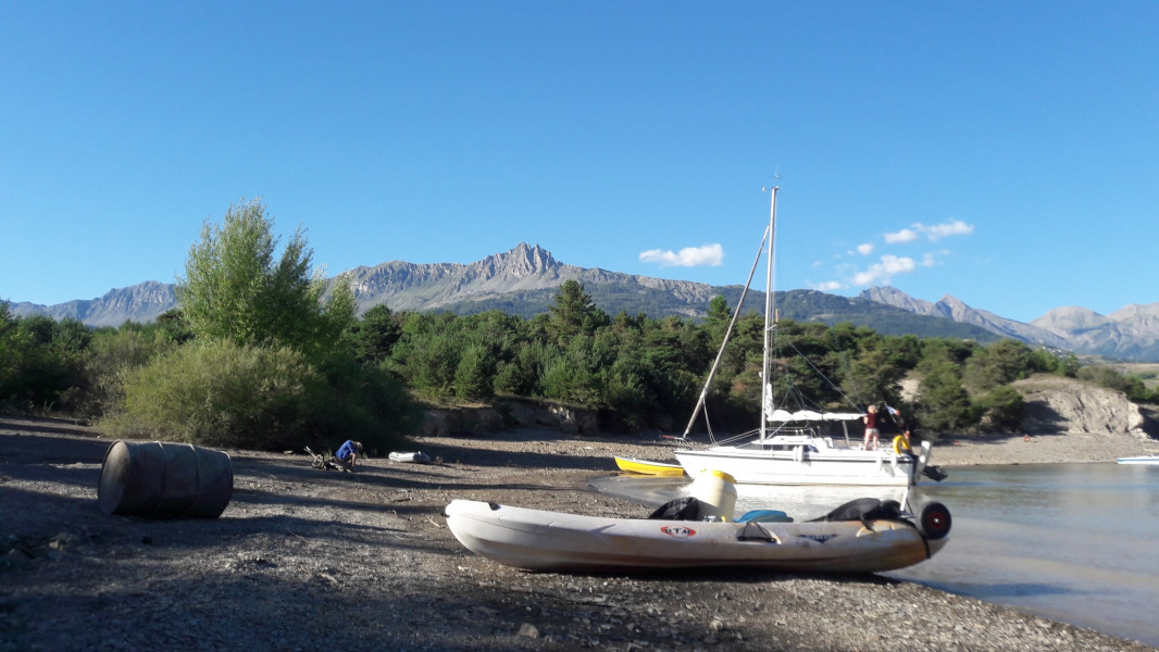 Une plage du Lac de Serre Ponçon